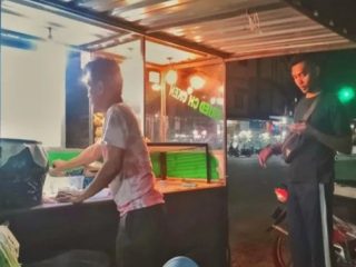 Harga Melonjak, Pedagang Ayam Goreng Krispi Terancam Tutup