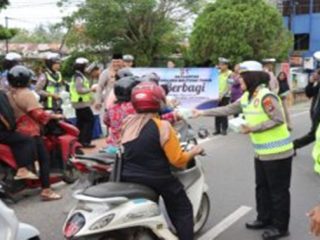Aksi Humanis Polantas ; Tebarkan Takjil, Tanamkan Budaya Tertib Berlalu Lintas