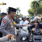 Ramadhan Penuh Makna ; Polda Babel Bagikan 1.300 Paket Takjil