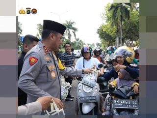 Ramadhan Penuh Makna ; Polda Babel Bagikan 1.300 Paket Takjil