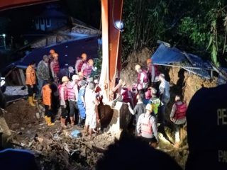 Indonesia Dikepung Bencana ; Dari Api, Air, hingga Tanah Bergerak