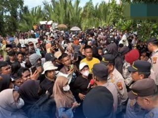 Rumah Terduga Bandar Narkoba Dibakar Warga, Dua Polisi Dicopot