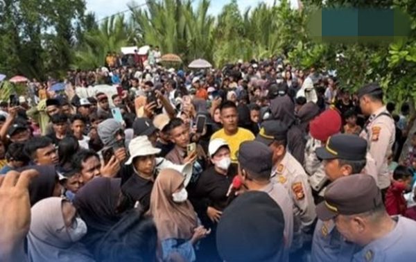 Rumah Terduga Bandar Narkoba Dibakar Warga, Dua Polisi Dicopot