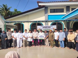 Polsek Kelapa Kampit Kawal Penyerahan Sapi Kurban Presiden