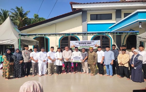 Polsek Kelapa Kampit Kawal Penyerahan Sapi Kurban Presiden