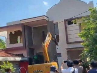 Rumah Mewah Dirobohkan, Sengketa Gono-Gini Berakhir Dramatis
