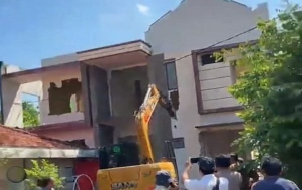 Rumah Mewah Dirobohkan, Sengketa Gono-Gini Berakhir Dramatis